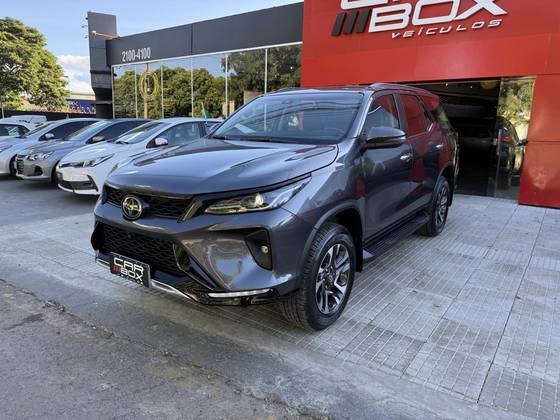 TOYOTA HILUX SW4 2.8 D-4D TURBO DIESEL SRX PLATINUM 7L 4X4 AUTOMÁTICO TOYOTA HILUX SW4 2.8 D-4D TURBO DIESEL SRX PLATINUM 7L 4X4 AUTOMÁTICO